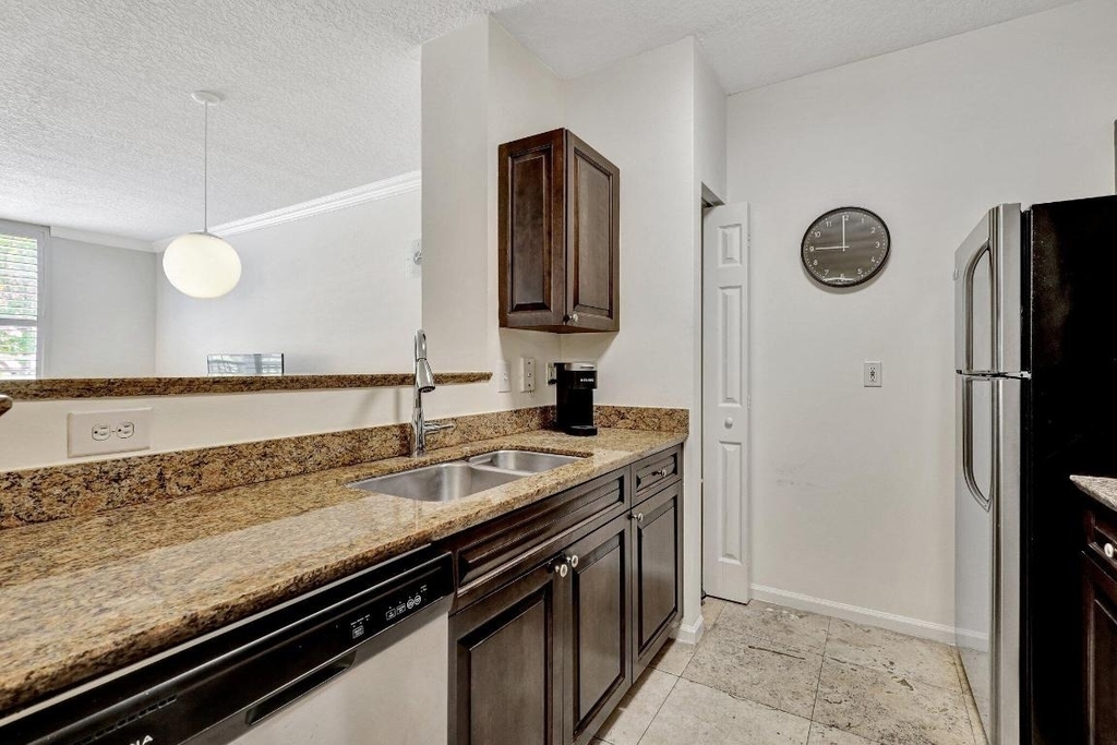 580 S Sapodilla Avenue - Photo 3