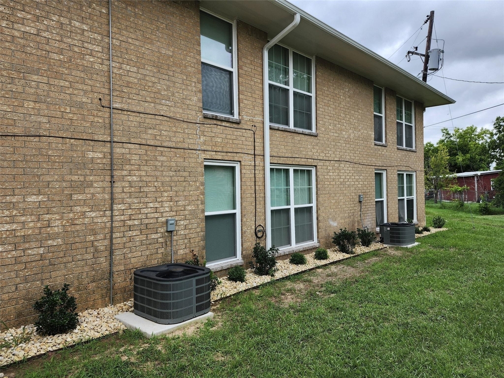 306 W Avenue D - Photo 1
