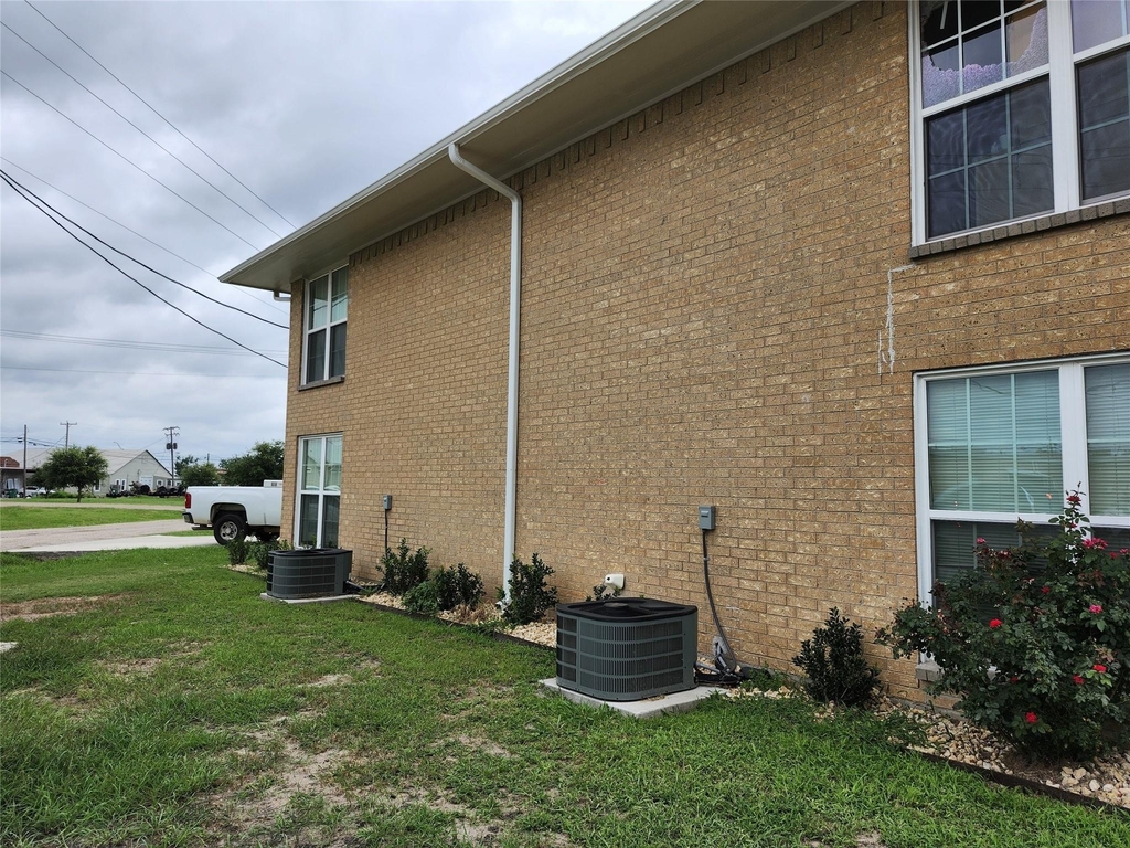 306 W Avenue D - Photo 3