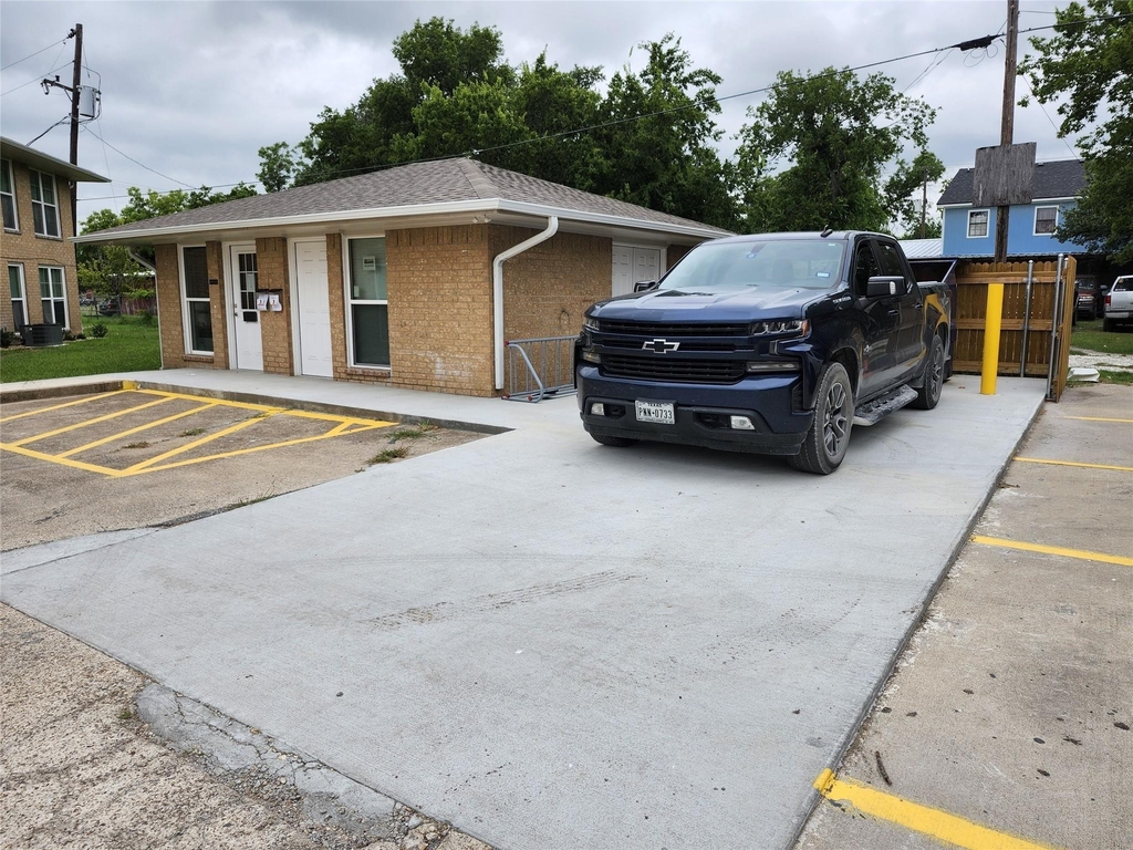 306 W Avenue D - Photo 5