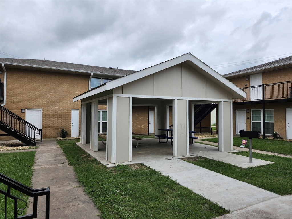 306 W Avenue D - Photo 4
