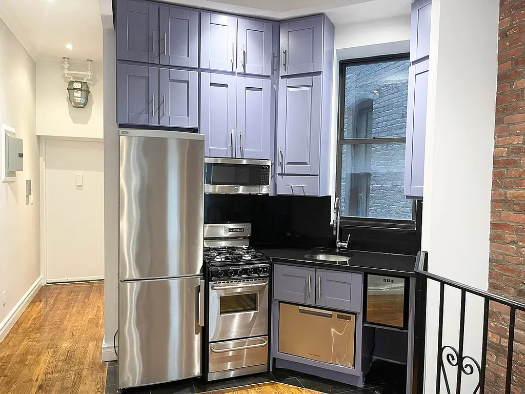Mott Street #4 - Photo 3