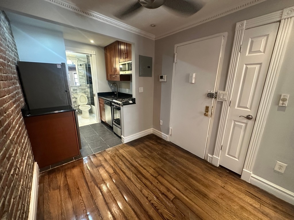 NO FEE 1BR in Hell's Kitchen - Photo 1