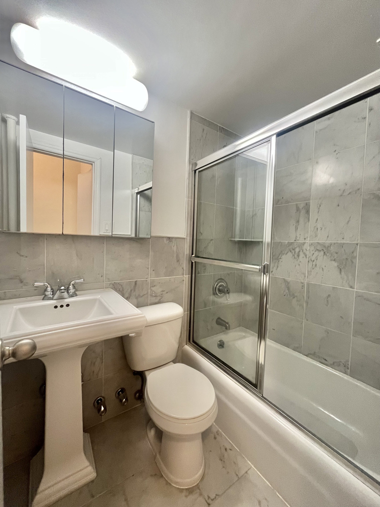 York Avenue - Photo 2