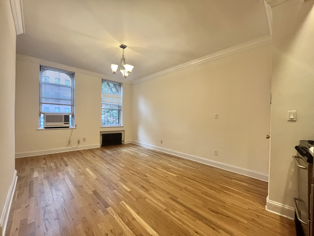 York Avenue - Photo 4