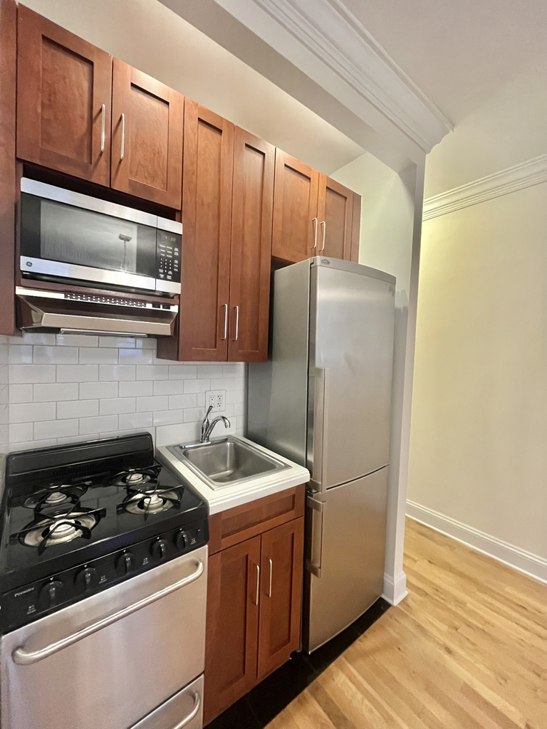 York Avenue - Photo 1