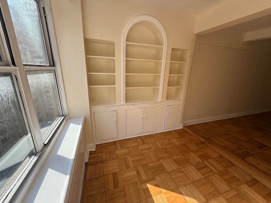 East 56th Street - Photo 4