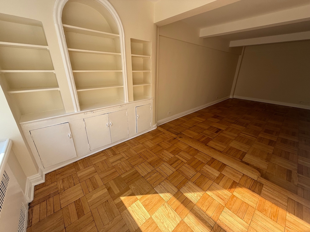 East 56th Street - Photo 3
