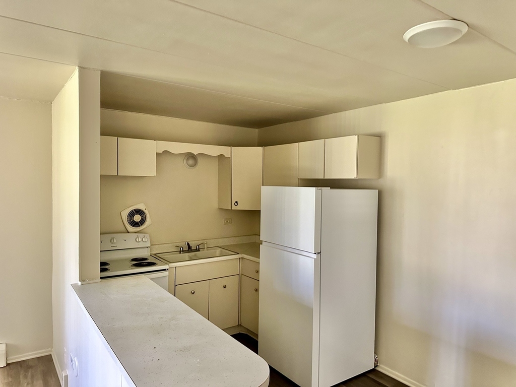 250 N Entrance Avenue - Photo 2
