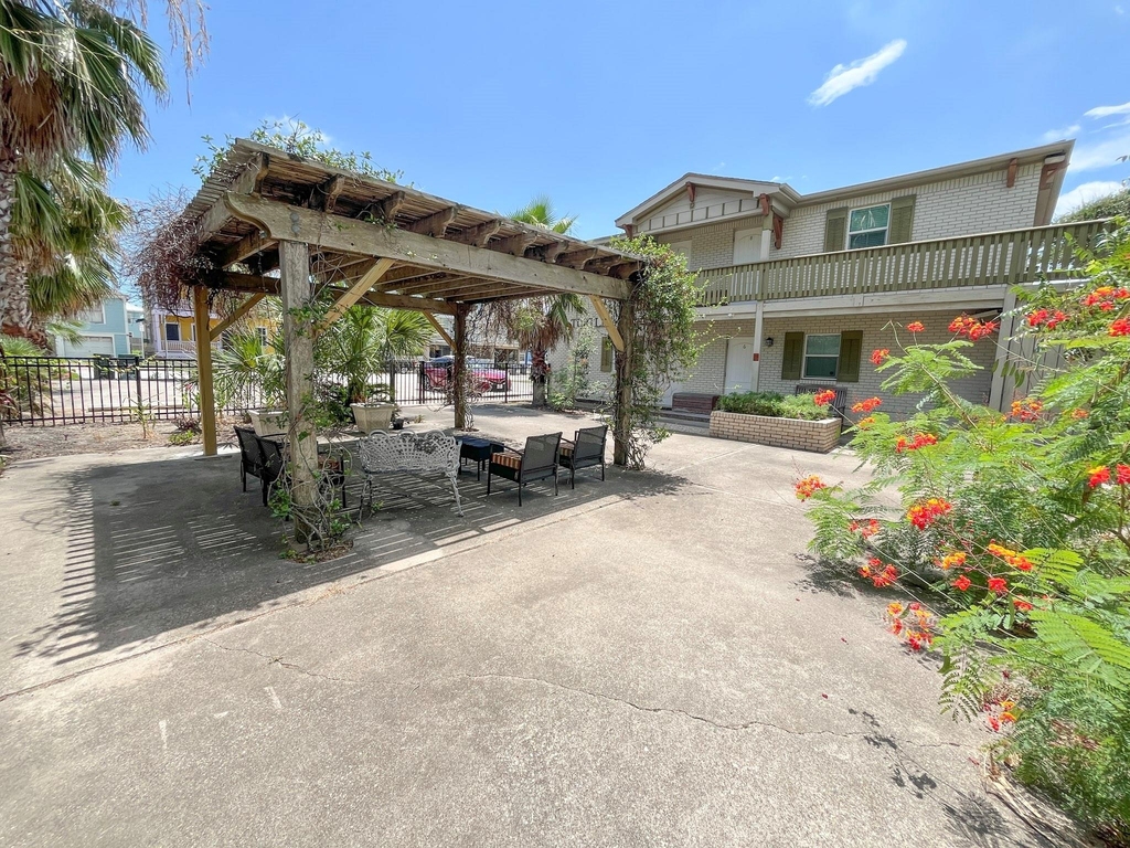 1820 Ave O 1/2 - Photo 2