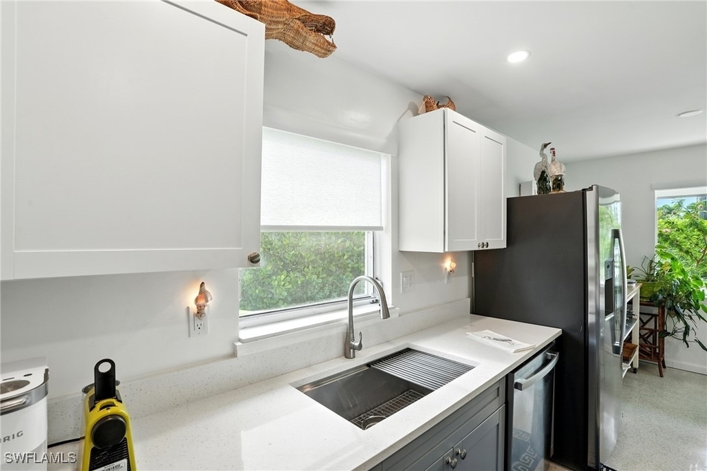 578 14th Street N - Photo 12