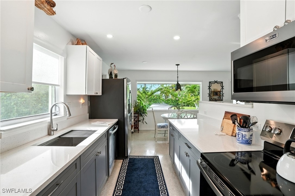 578 14th Street N - Photo 10