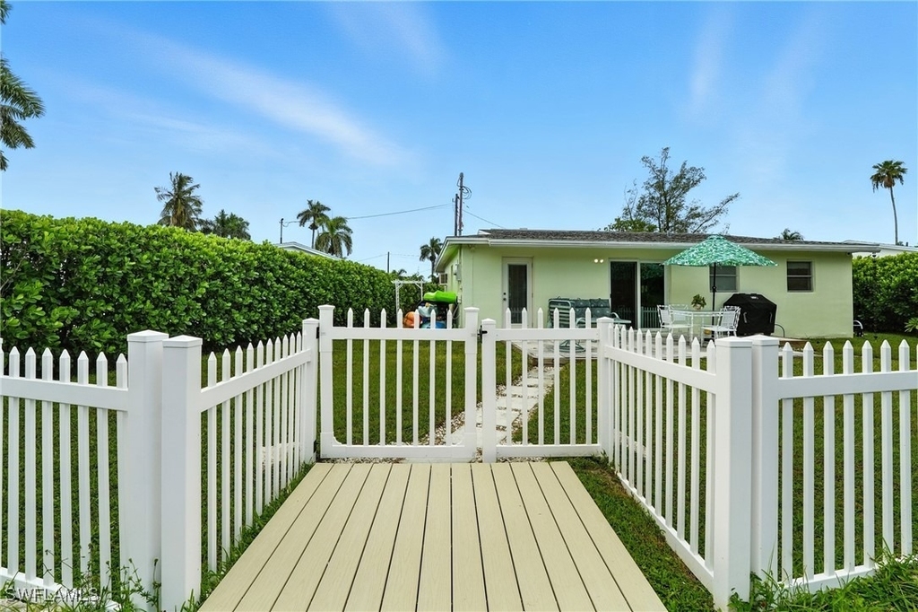 578 14th Street N - Photo 24