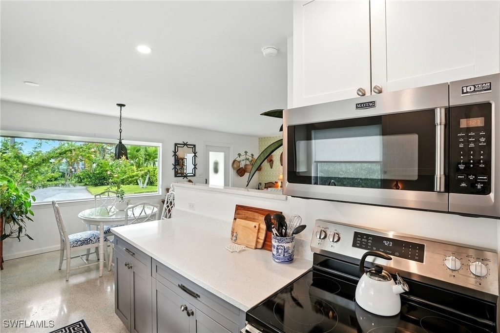 578 14th Street N - Photo 11