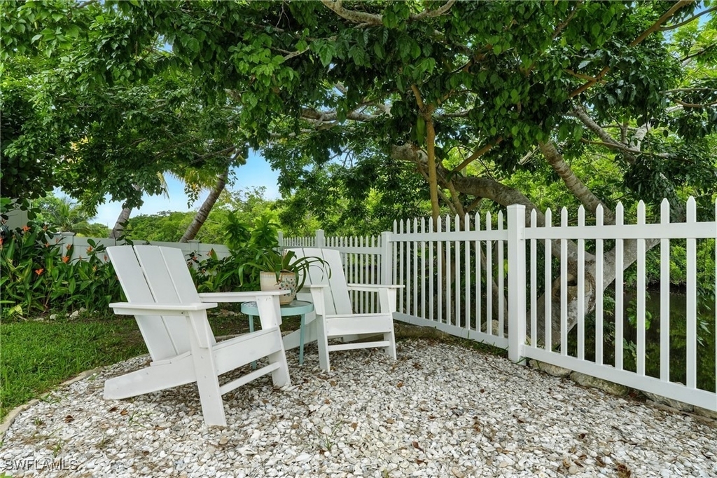 578 14th Street N - Photo 22