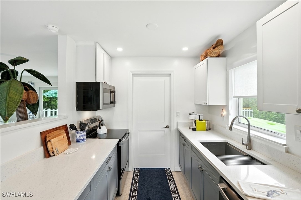 578 14th Street N - Photo 9