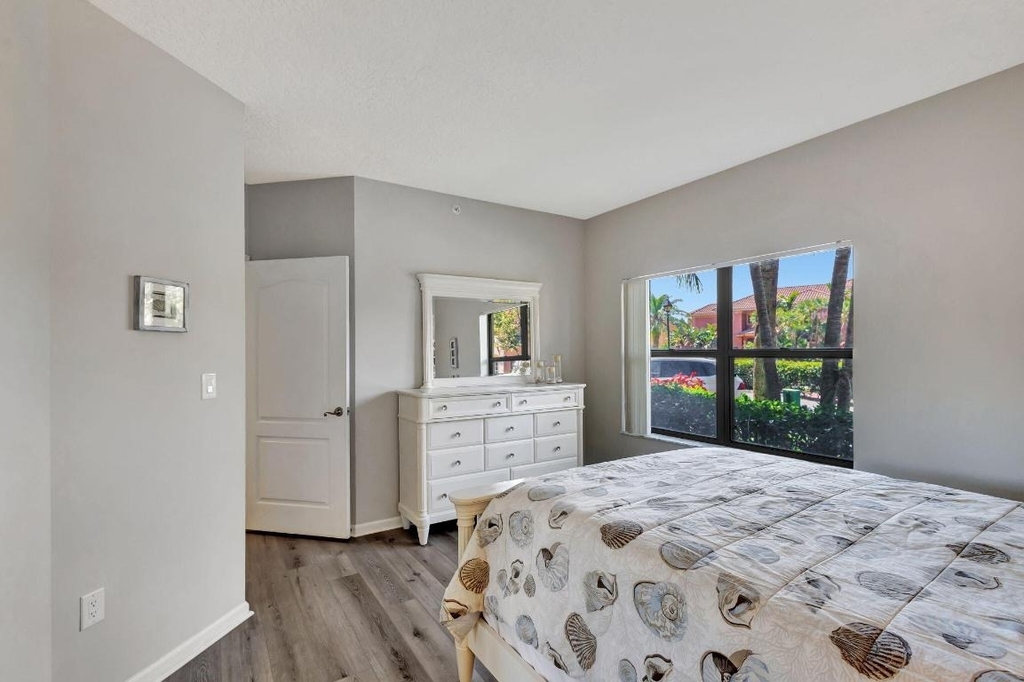 300 Uno Lago Drive - Photo 32