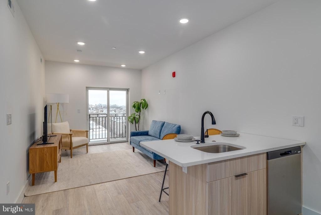 2400 E Huntingdon Street - Photo 0