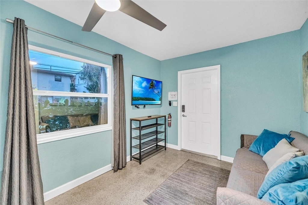 1715 Ne 11th Street - Photo 0