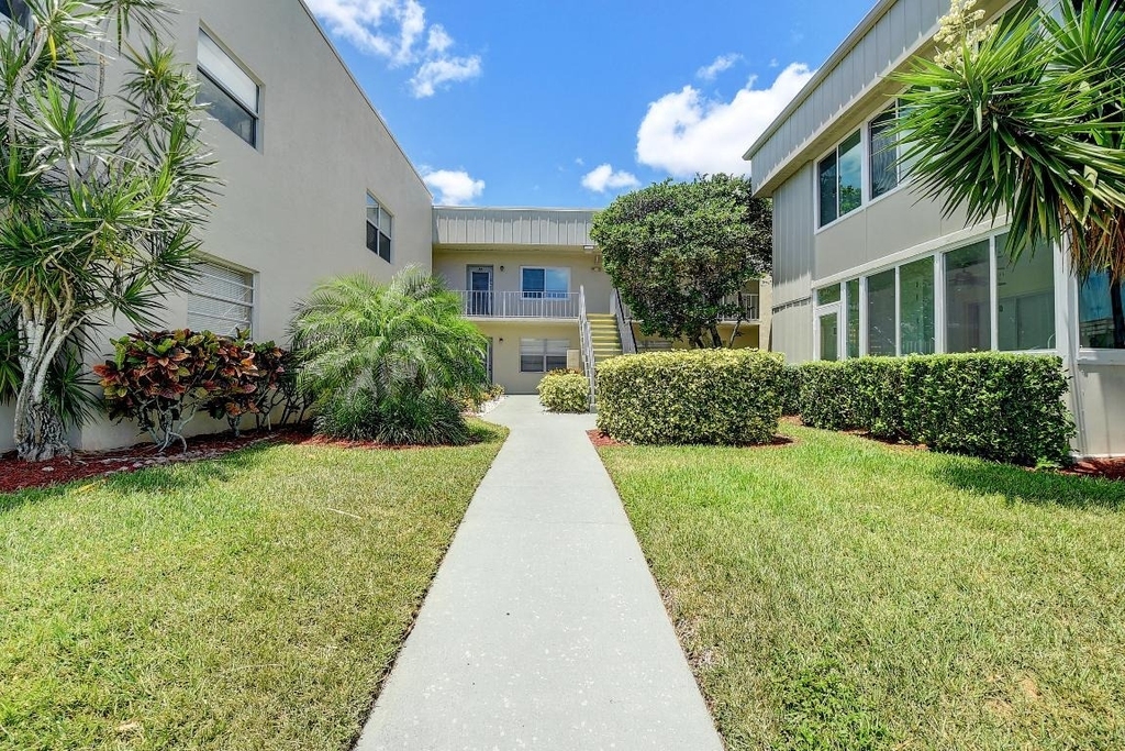 318 Monaco Boulevard - Photo 0