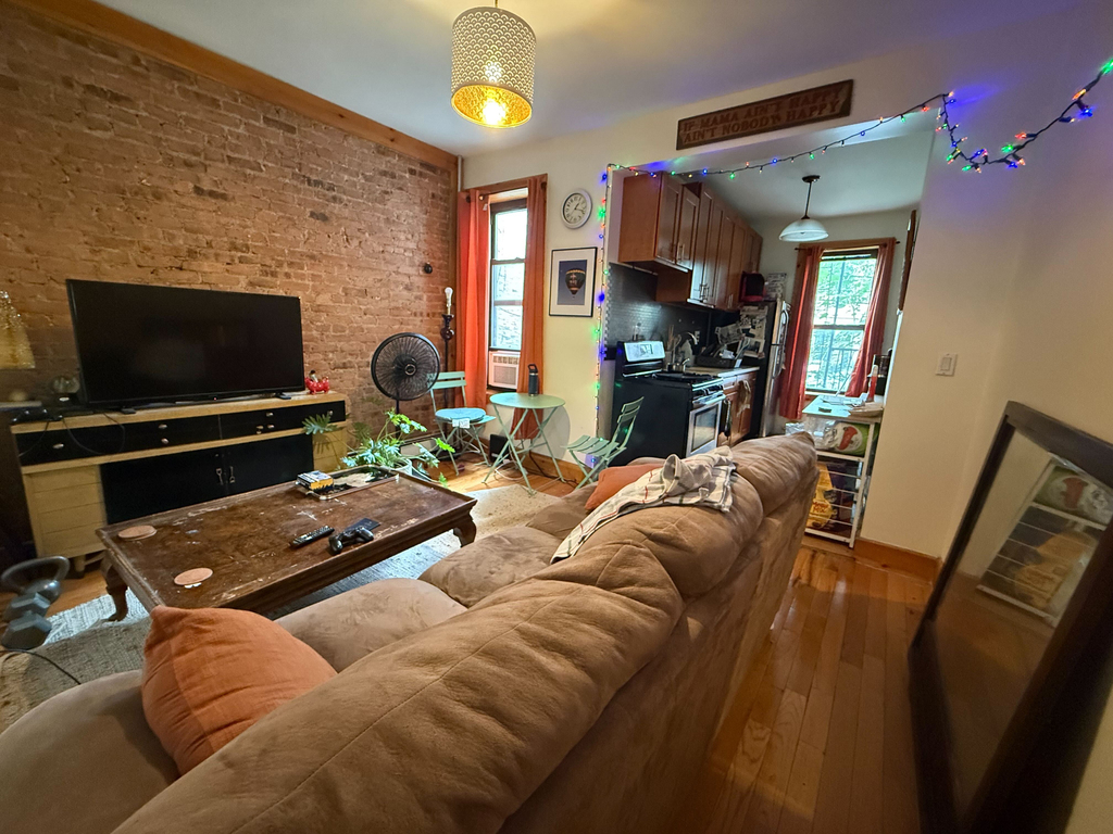 1404 Putnam Avenue - Photo 1