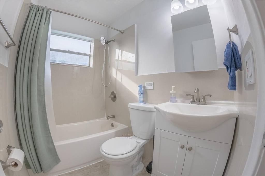 210 Ne 40th Street - Photo 2