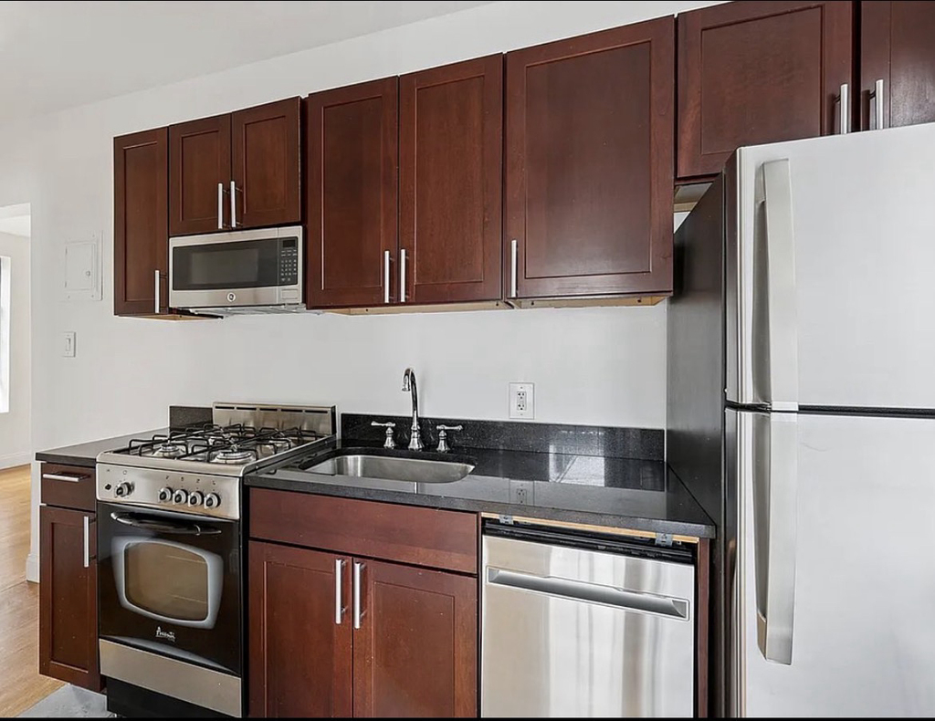 West 11th Street/ 7th Ave - Photo 3