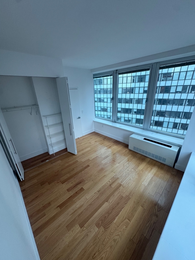 John St - Photo 5