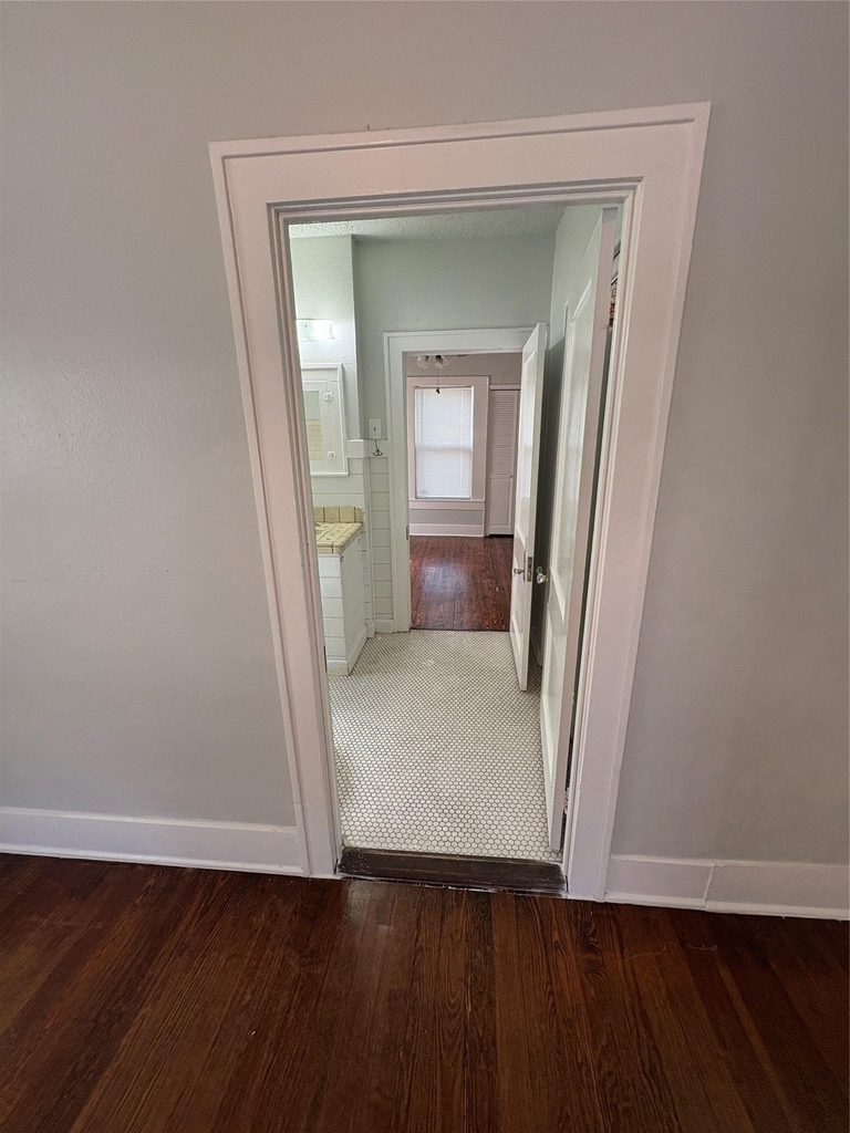 915 W 29th St - Photo 4