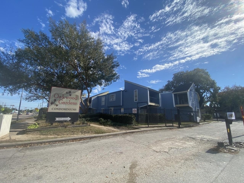 5625 Antoine Drive - Photo 0