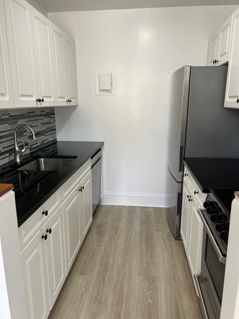 West 34th Street - Photo 10
