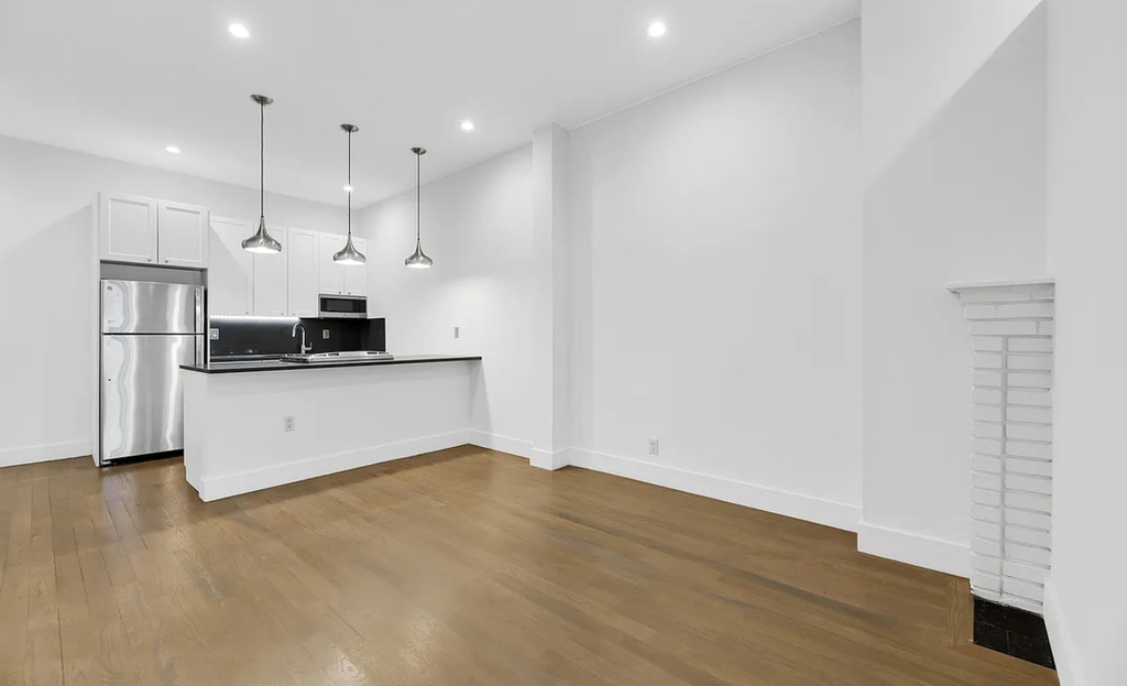 121 Madison Avenue - Photo 0