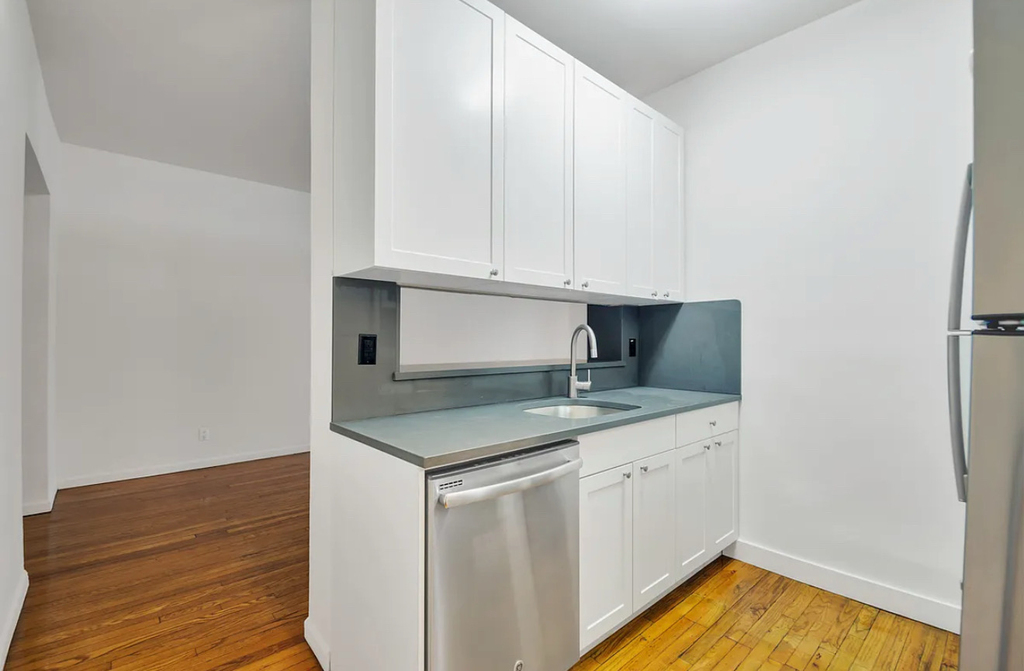 121 Madison Avenue - Photo 0