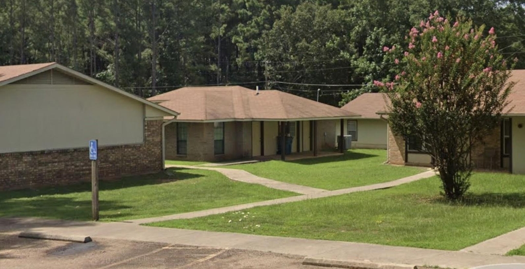 1001 Lakeview Dr - Photo 2