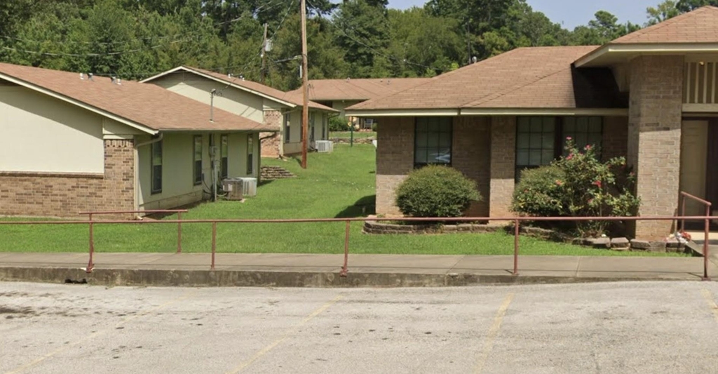 1001 Lakeview Dr - Photo 0