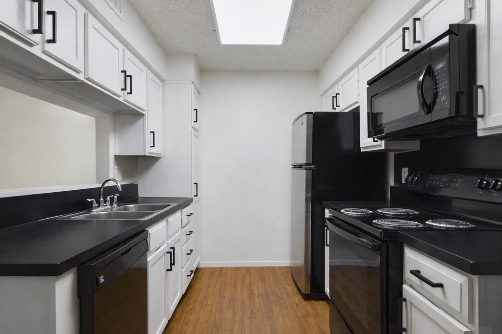 908 Poplar St - Photo 1