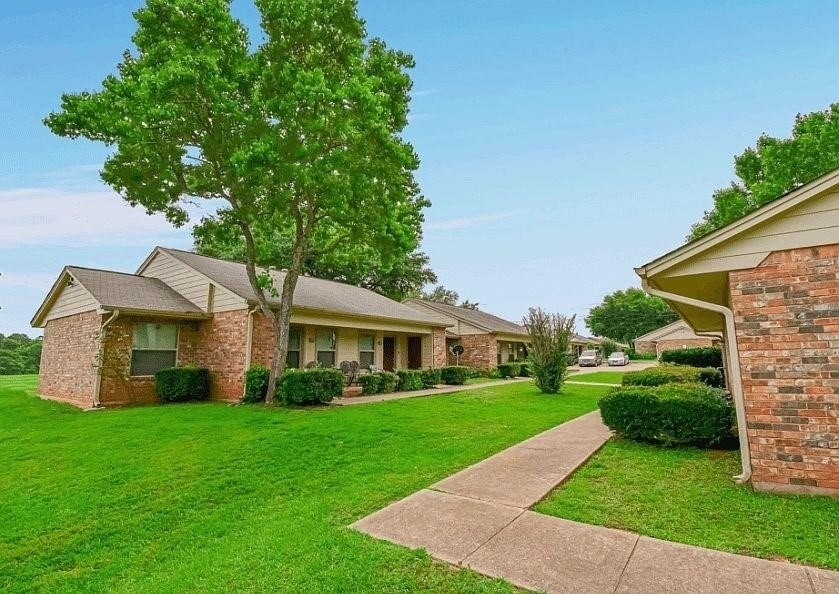 1220 Heritage Dr - Photo 0