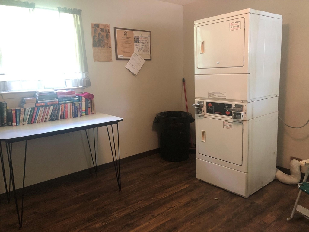 709 W Witt St - Photo 2