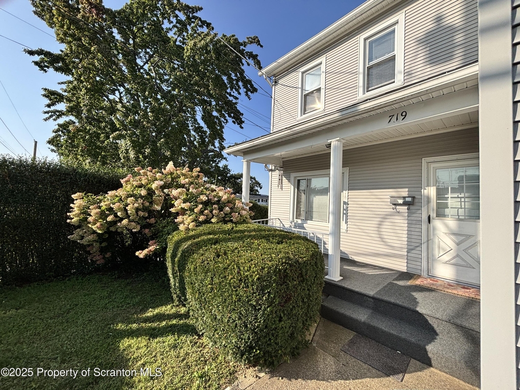 719 Saginaw Street - Photo 2