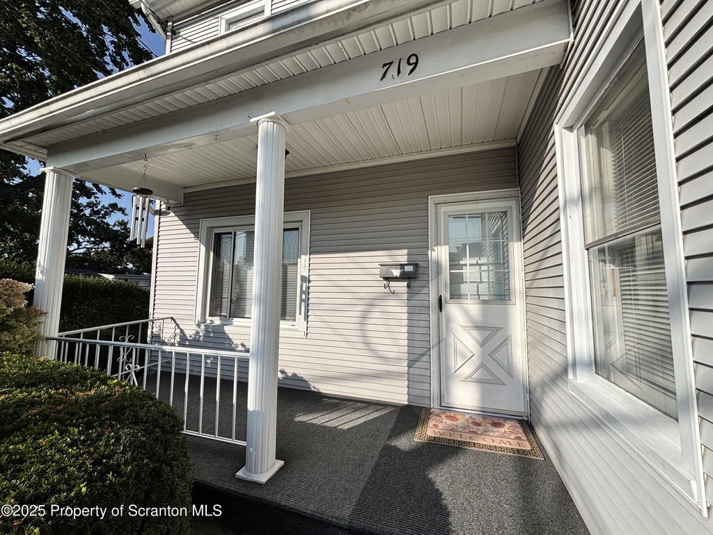 719 Saginaw Street - Photo 3