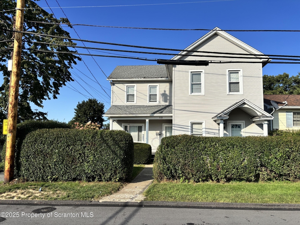 719 Saginaw Street - Photo 0