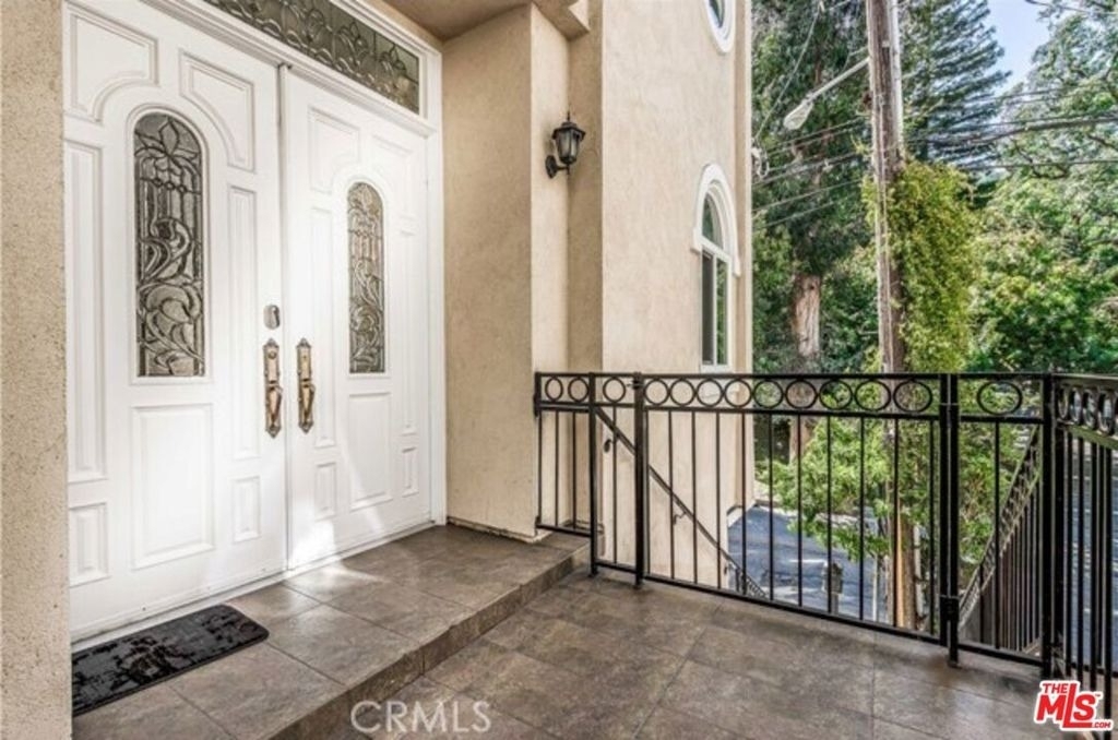 2328 Benedict Canyon Drive - Photo 3