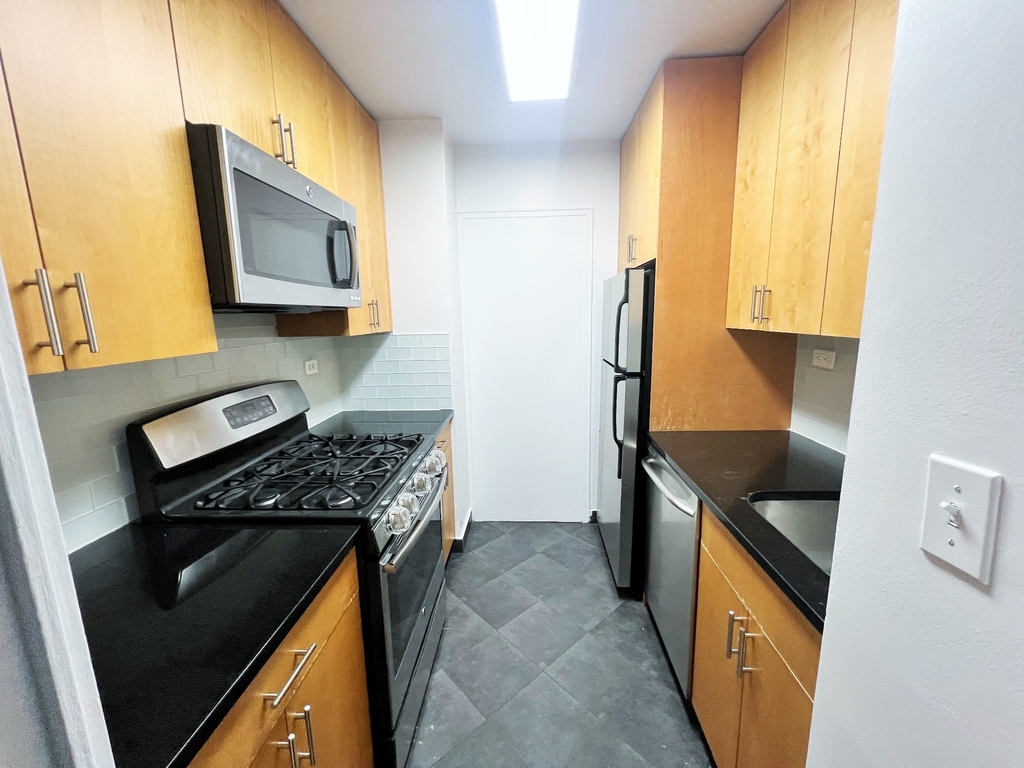 East 61st Street - Photo 3