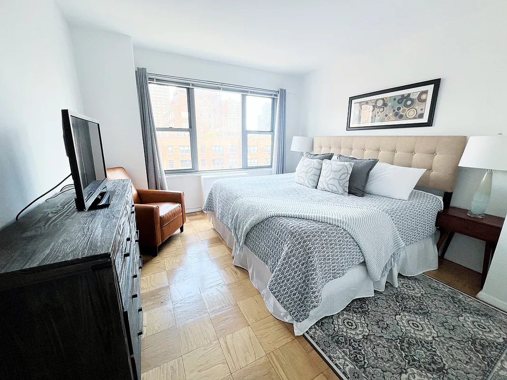 East 61st Street - Photo 5