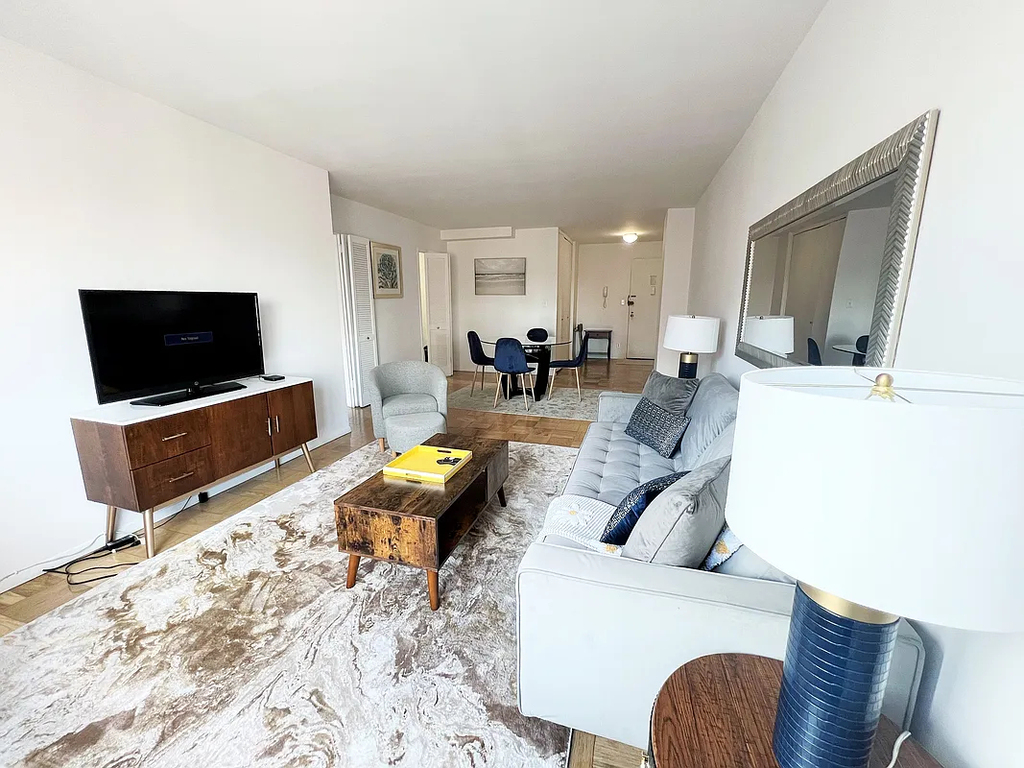 East 61st Street - Photo 8