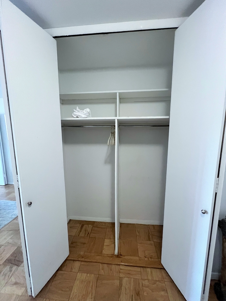 East 61st Street - Photo 6