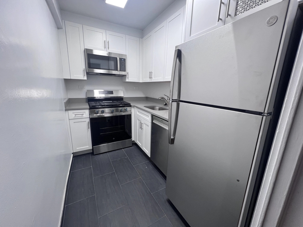 East 61st Street - Photo 4