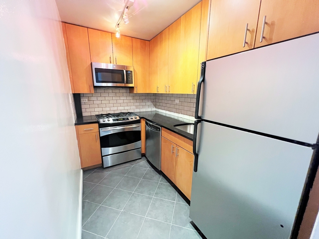East 63rd Street - Photo 5