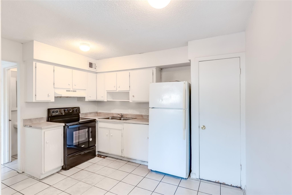 2215 Mission Hill Cir - Photo 1