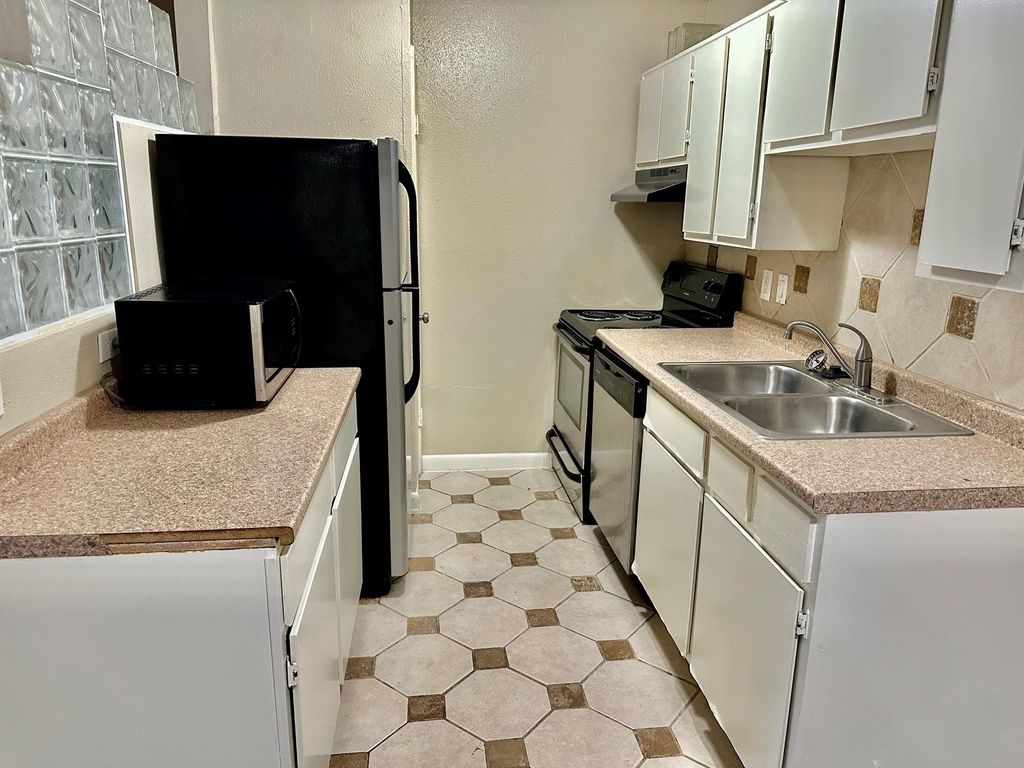 2750 Holly Hall Street - Photo 7